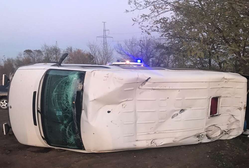 В Одеській області мікроавтобус потрапив в ДТП з військовим тягачем - ФОТО