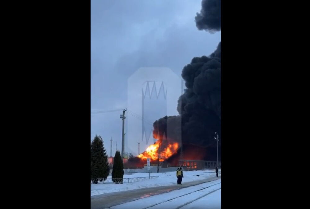У Росії горить нафтобаза після атаки дрону: відео