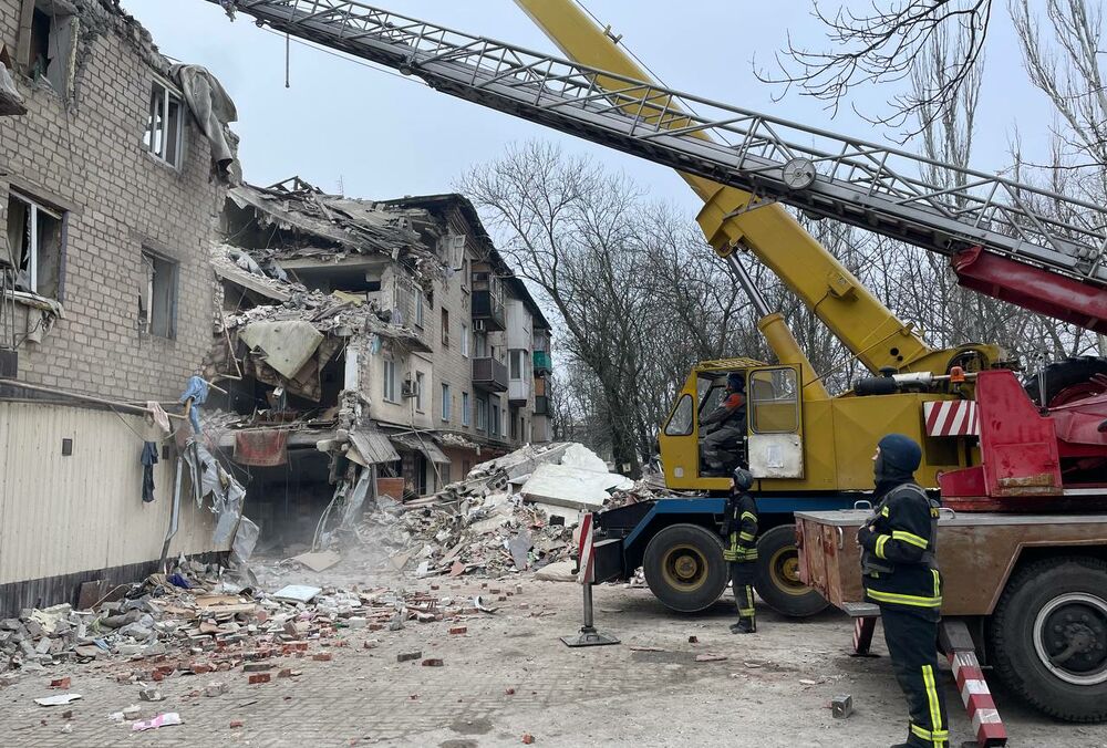 Из-под завалов в Селидово достали тело еще одной жертвы