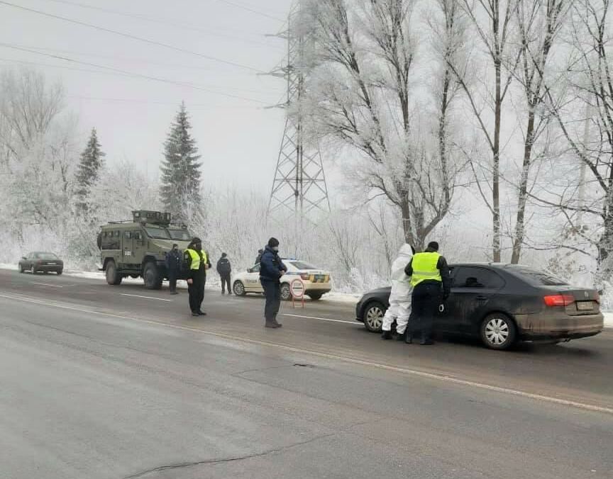 Блокпосты и закрытые школы: на Прикарпатье ввели строгий карантин Блокпосты и закрытые школы: на Прикарпатье ввели строгий карантин