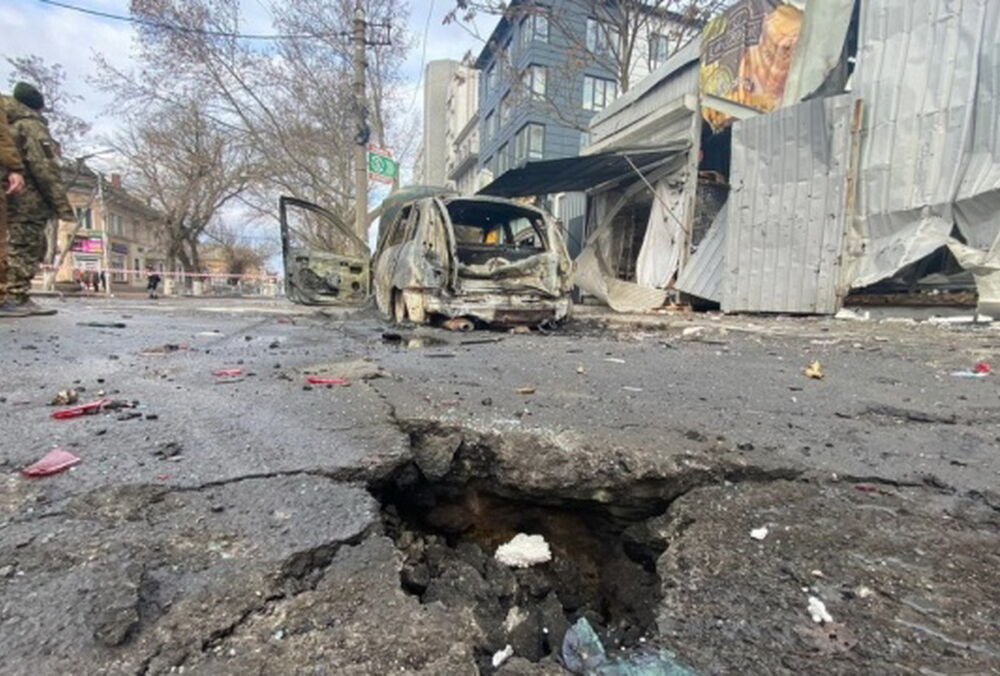 Россияне сбросили взрывчатку с дрона на людей, которые стояли возле магазина в Херсоне