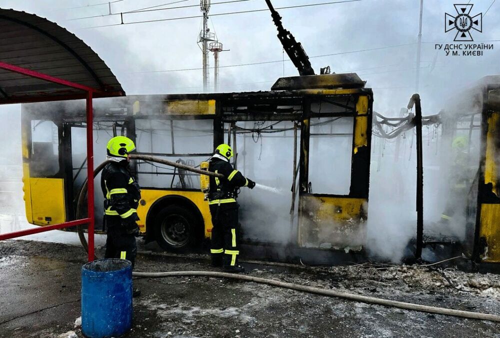 В Киеве загорелся троллейбус с пассажирами