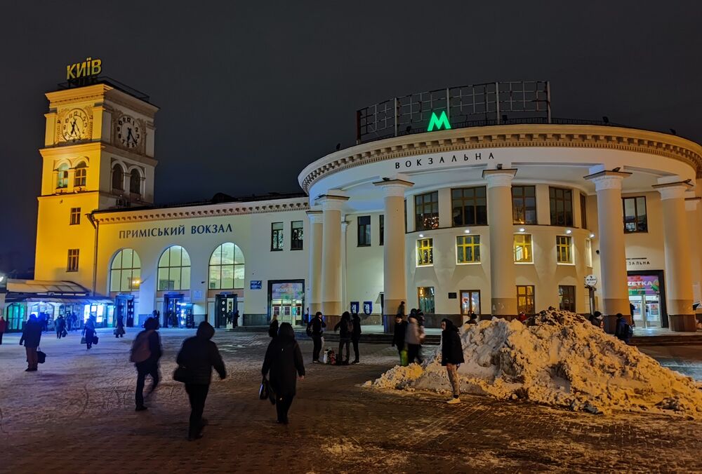Одну зі станцій метро в Києві закрили через підозрілий пакет