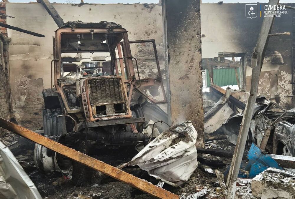 Россияне атаковали Сумскую область: разрушены сельскохозяйственная техника и нежилые здания