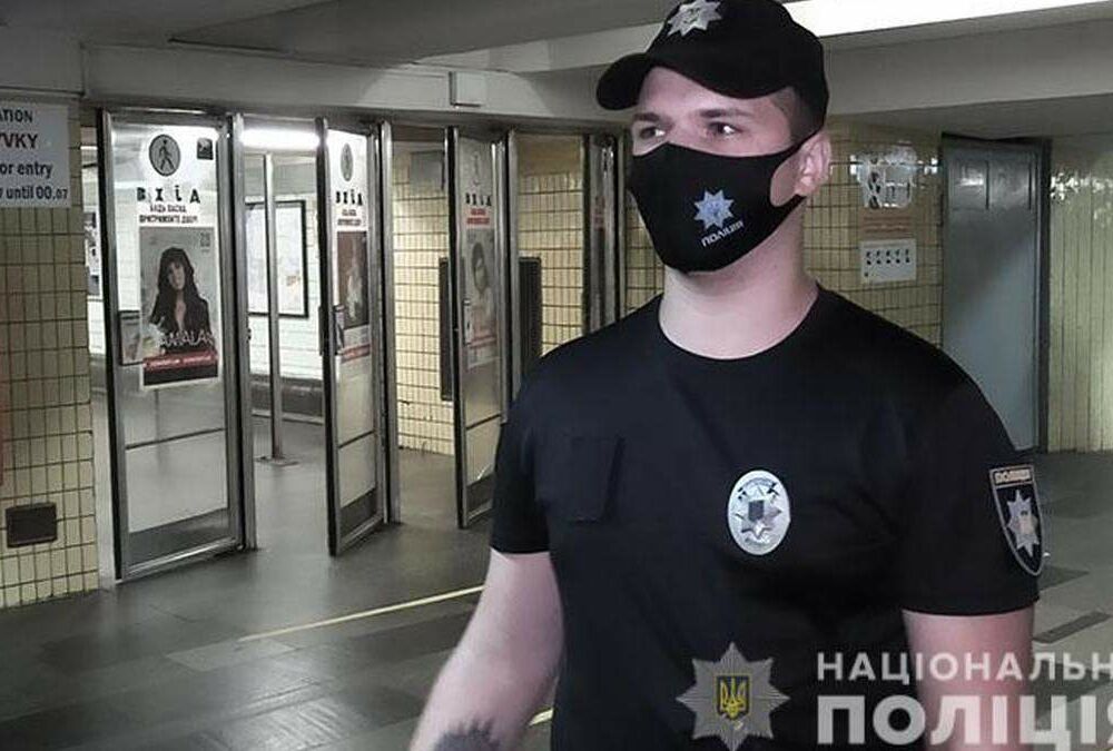 Полицейский на станции метро спас пассажира с сердечным приступом с помощью дефибриллятора