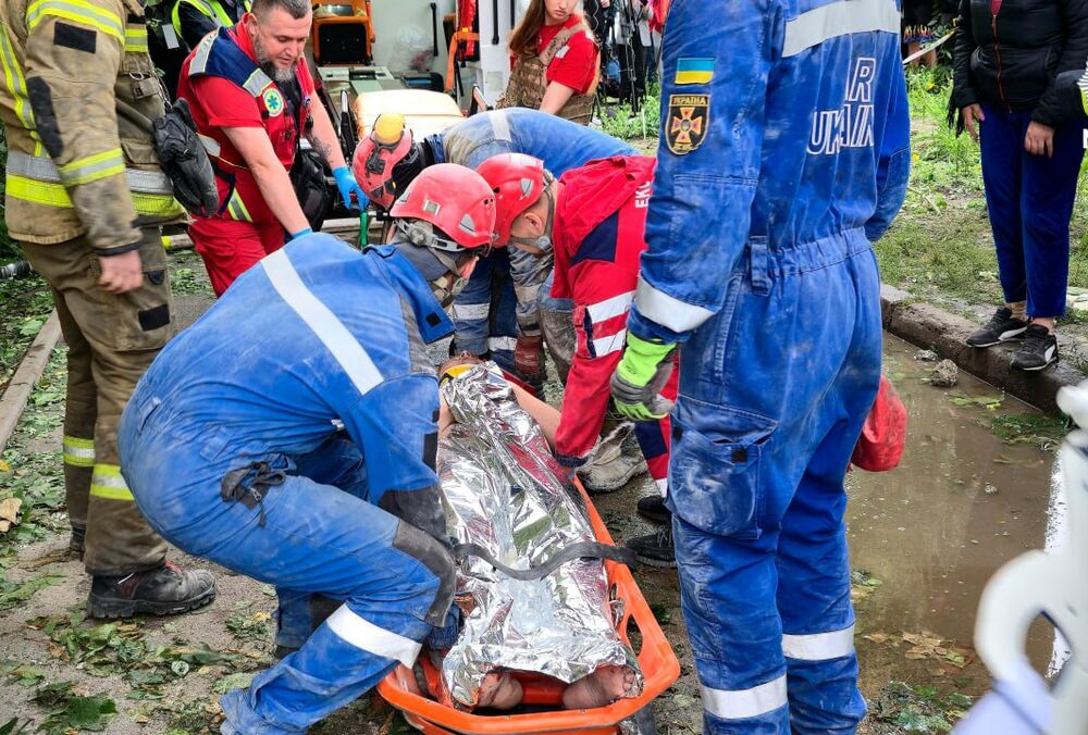 В ГСЧС показали кадры спасения мужчины из-под завалов дома в Киеве