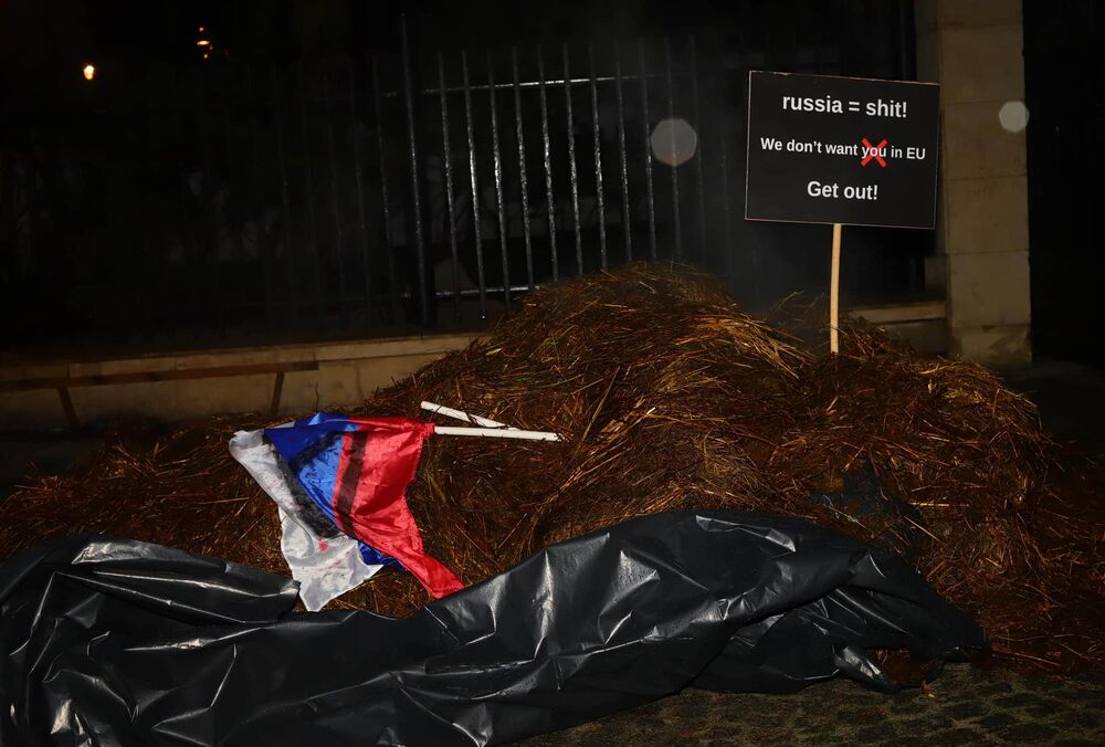 Под зданием российского посла в Польше активисты высыпали кучу навоза