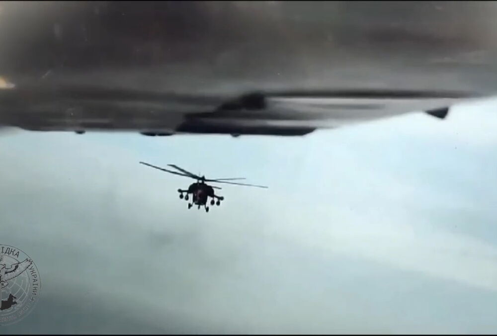 Два российских вертолета и самолет устроили погоню за украинским дроном, но не смогли его сбить