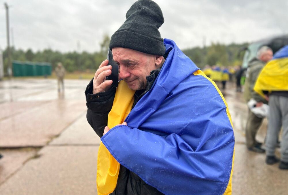 Украина вернула домой 205 военных и гражданских: практически все были в плену с 2022 года