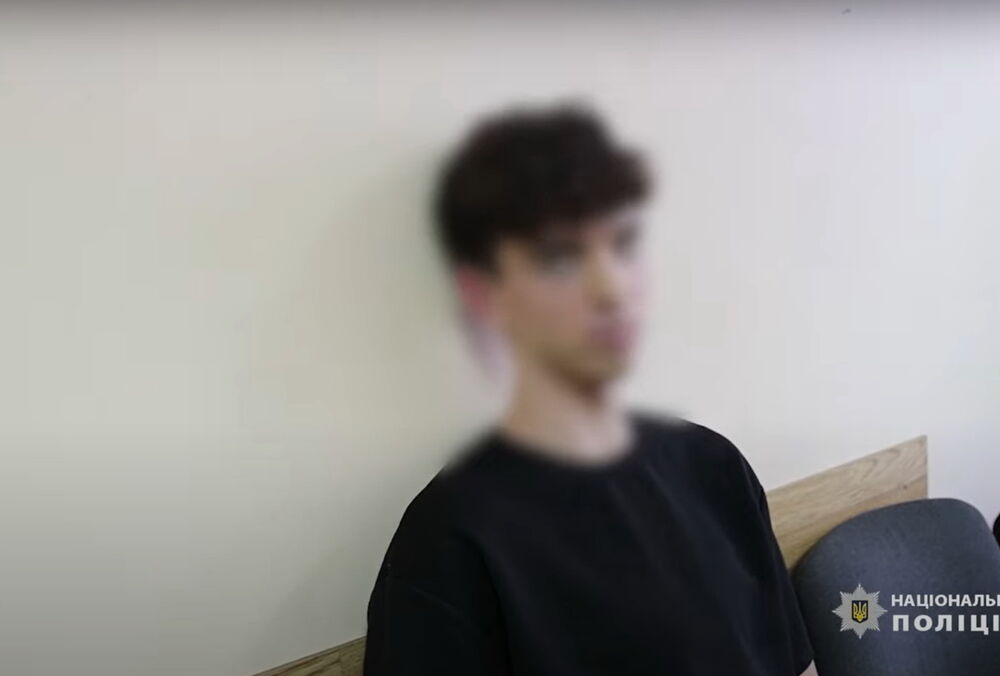 Посміхається та ігнорує питання: МВС показало відео з підозрюваним у вбивстві Фаріон