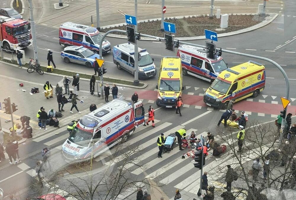 У Польщі водій в'їхав у натовп на переході