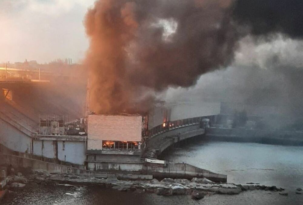 По ДнепроГЭС было два прямых попадания: ГЭС-2 серьезно повреждена