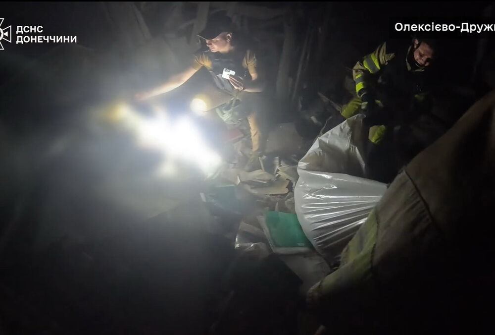 Россияне сбросили авиабомбу на жилые дома в Алексеево-Дружковке: два человека погибли