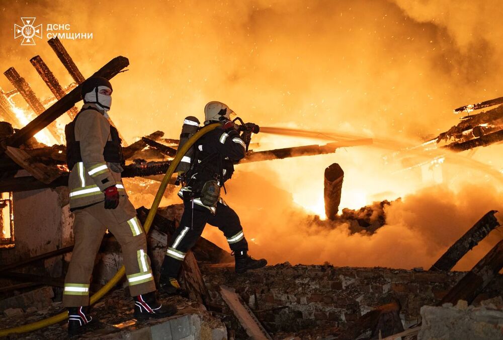 В Сумах из-за атаки дронов вспыхнул масштабный пожар
