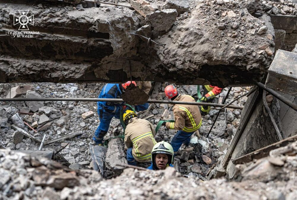 В Киеве обнаружили тело еще одного погибшего от российской ракетной атаки 29 декабря