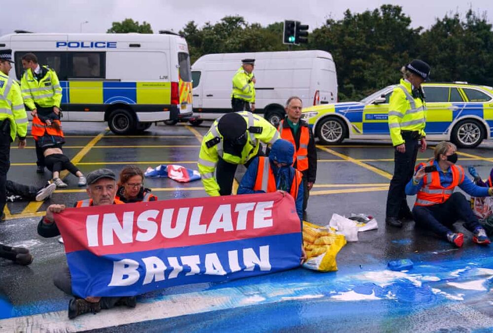 За блокування дороги до аеропорту Хітроу затримали понад півсотні еко-активістів За блокування дороги до аеропорту Хітроу затримали понад півсотні еко-активістів