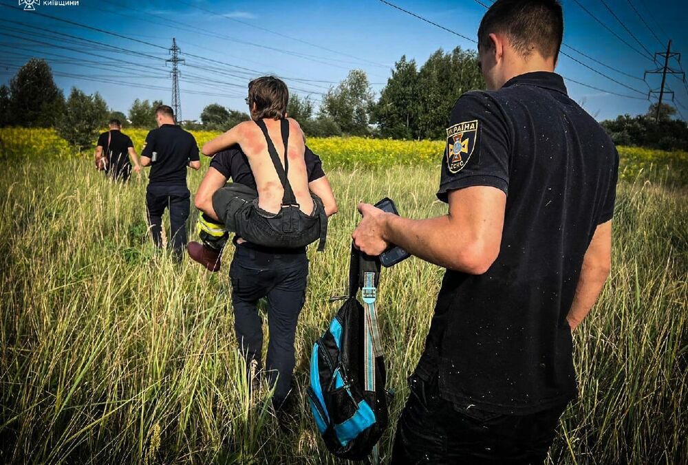 Дрон спас 12-летнего парня, который застрял в болоте в Киевской области: кадры