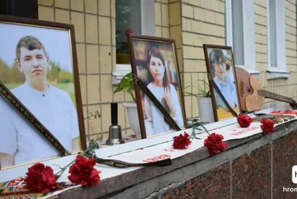 Останній дзвоник: однокласники загиблих під час обстрілу Коростишева дітей вшанували їхню пам'ять на цвинтарі