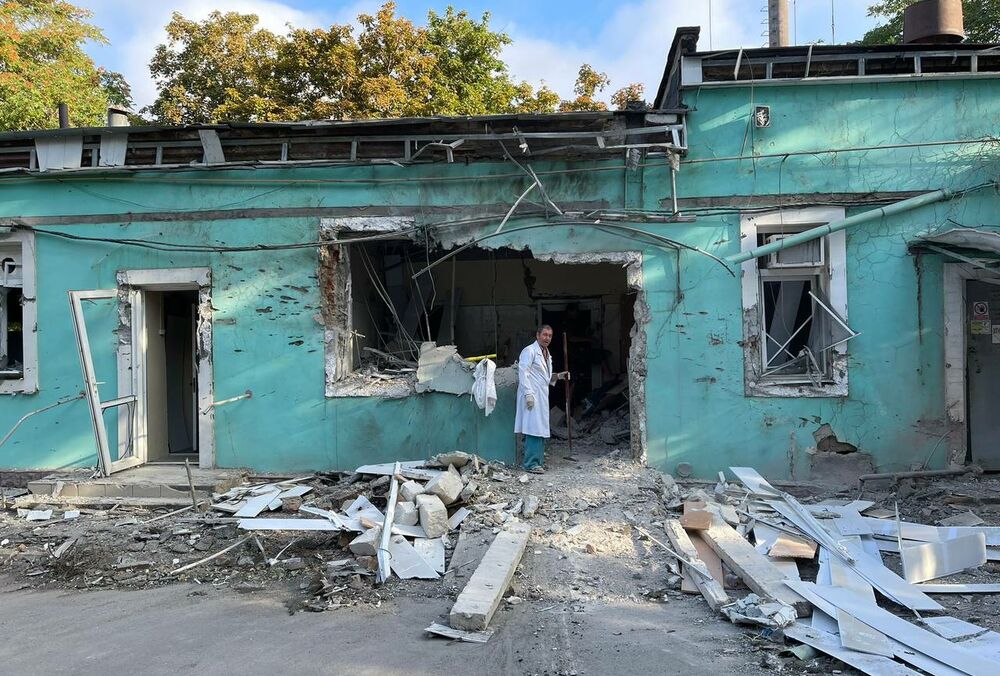 Росіяни повторно обстріляли лікарню у Херсоні, де напередодні вбили лікаря: постраждав морг