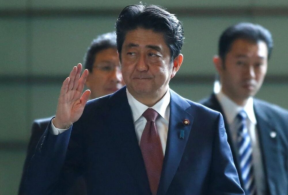 На бывшего премьер-министра Японии совершено покушение двумя выстрелами