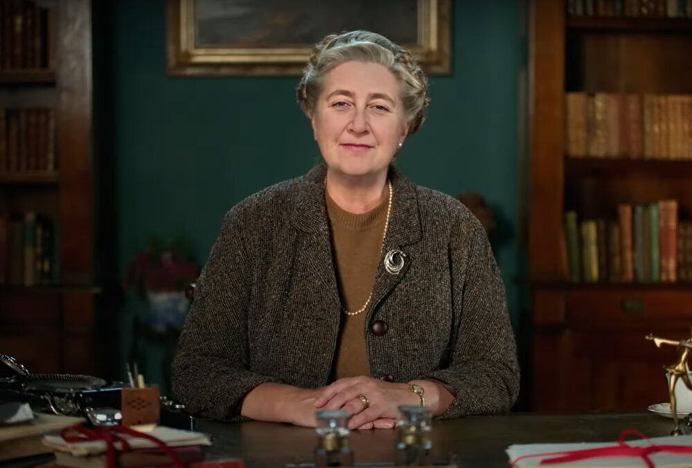 ВВС при помощи нейросети ”воскресила” Агату Кристи - она проводит писательские курсы: видео