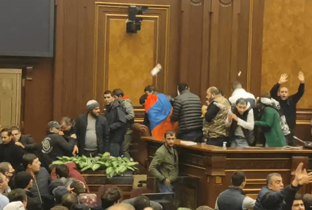Протестувальники захопили уряд і парламент Вірменії - ВІДЕО
