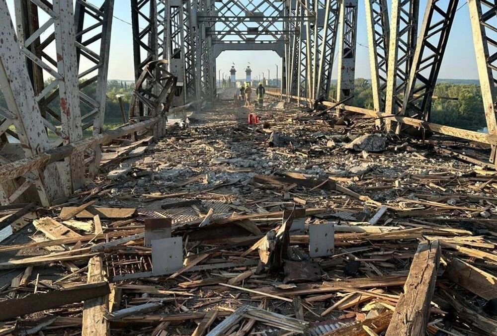 У Кременчуці організували тимчасову переправу через Дніпро У Кременчуці організували тимчасову переправу через Дніпро