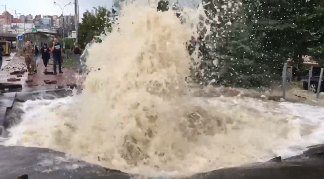 Столб воды на несколько метров: в Киеве произошел мощный прорыв трубопровода (видео)