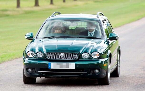 Автомобиль Елизаветы II выставили на продажу