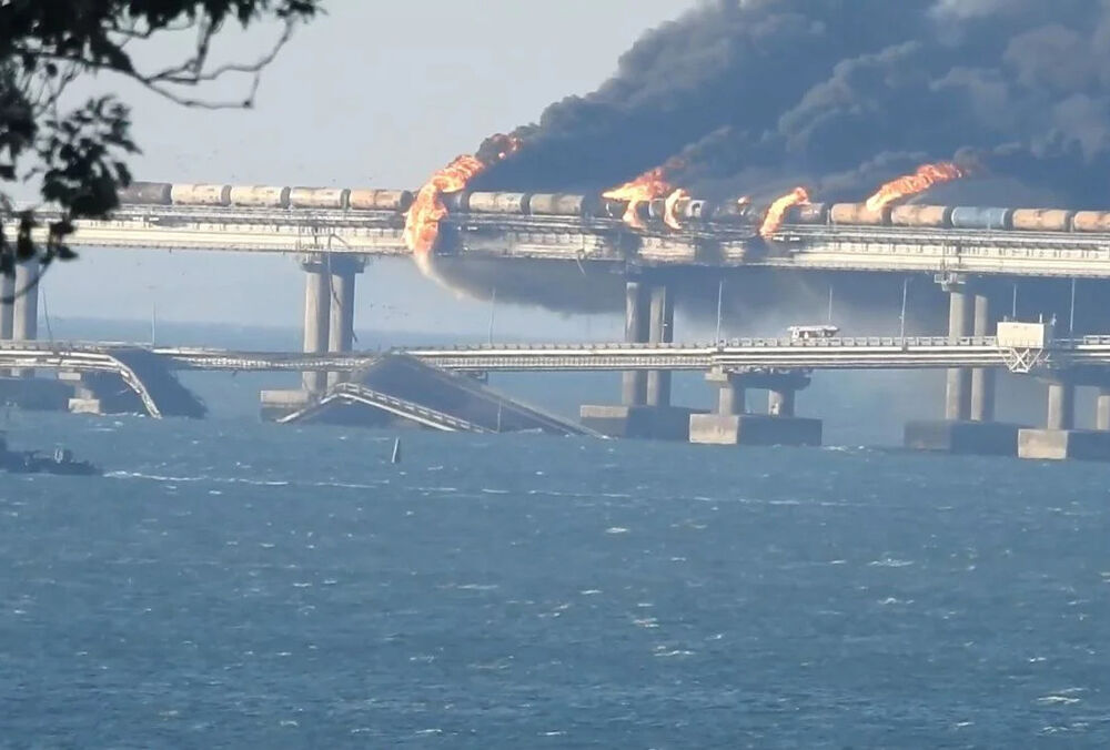 В Крыму заявили, что мост повредили ”украинские вандалы”: один из пролетов упал в воду