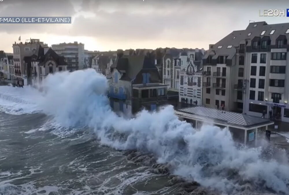 На Францию обрушился мощный шторм ”Пьеррик”: видео