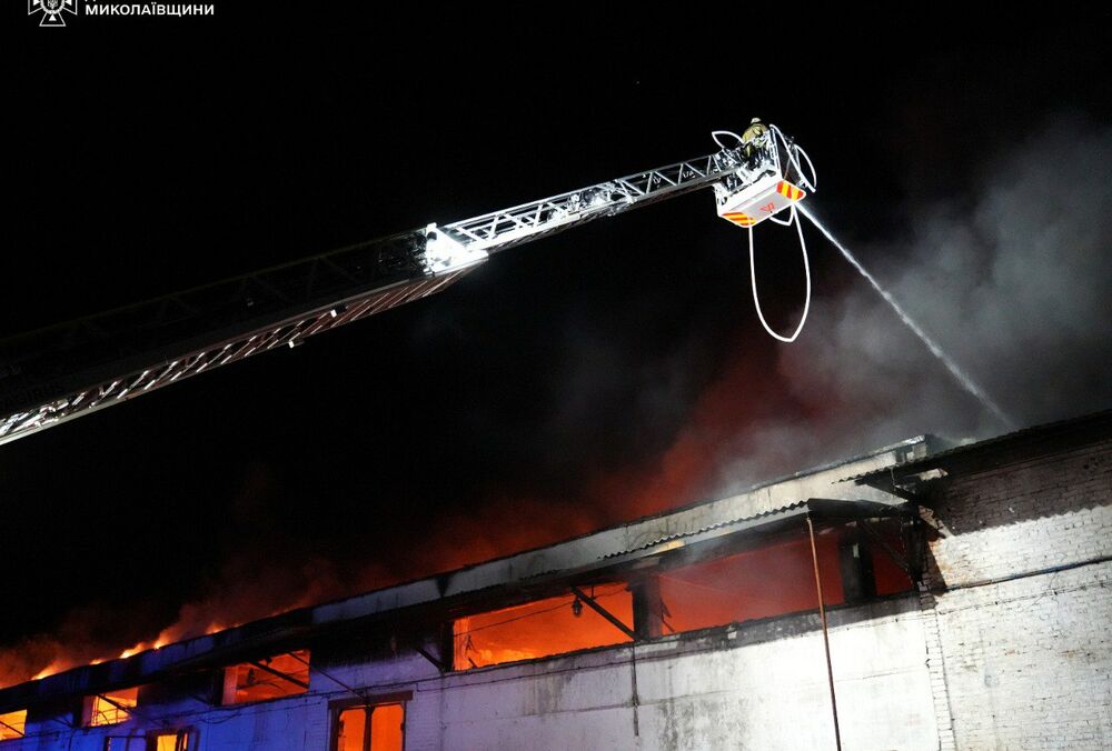 Через російський удар у Миколаєві сталася масштабна пожежа Через російський удар у Миколаєві сталася масштабна пожежа