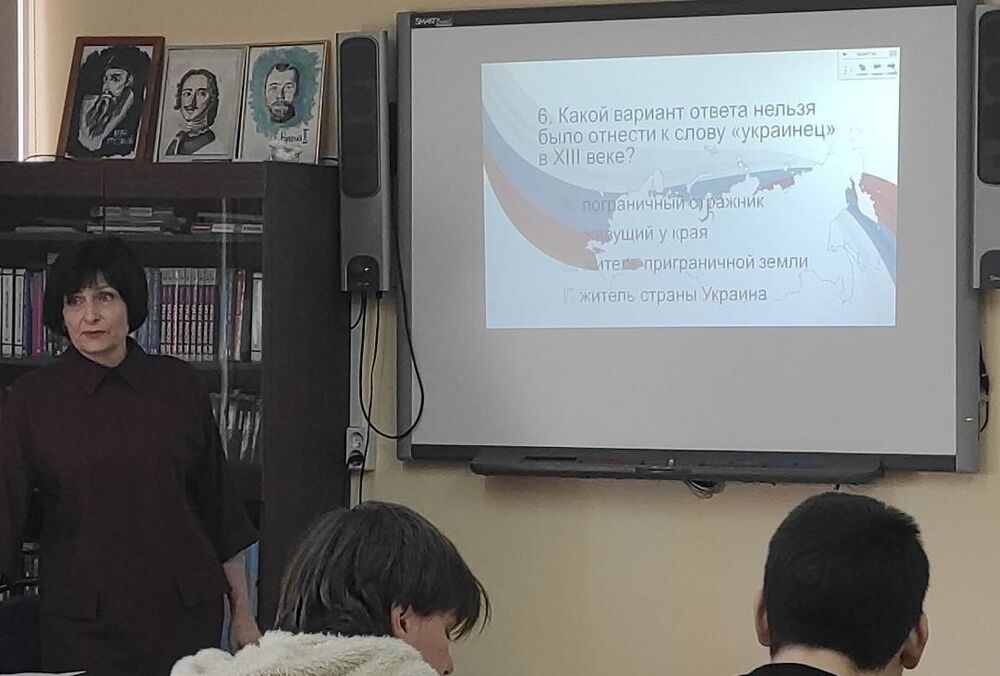 ”Українець - той, хто живе біля краю”: У Росії в школах провели вікторину на тему інтерв'ю Путіна Такеру Карлсону