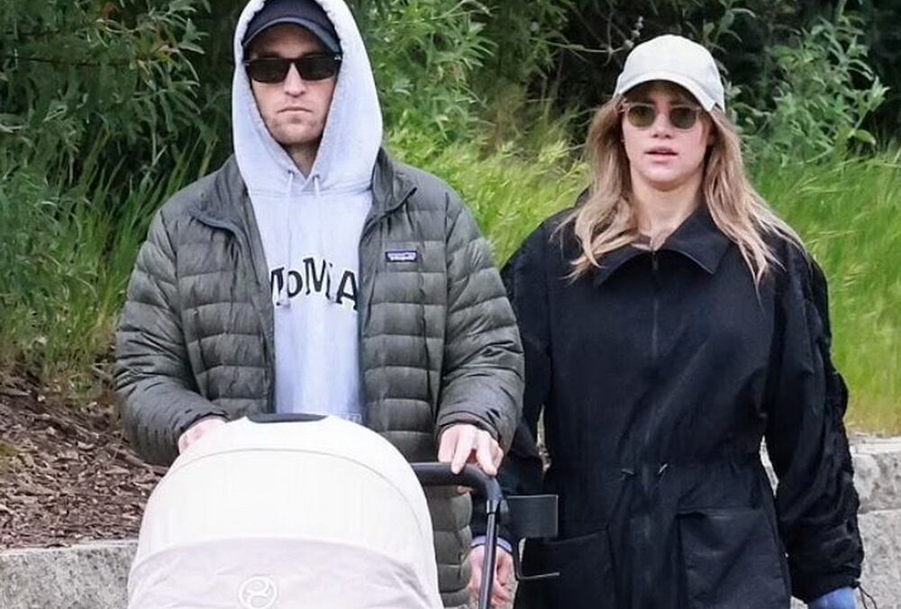 Роберта Паттінсона та Сьюкі Уотерхаус спіймали на прогулянці з новонародженим: фото
