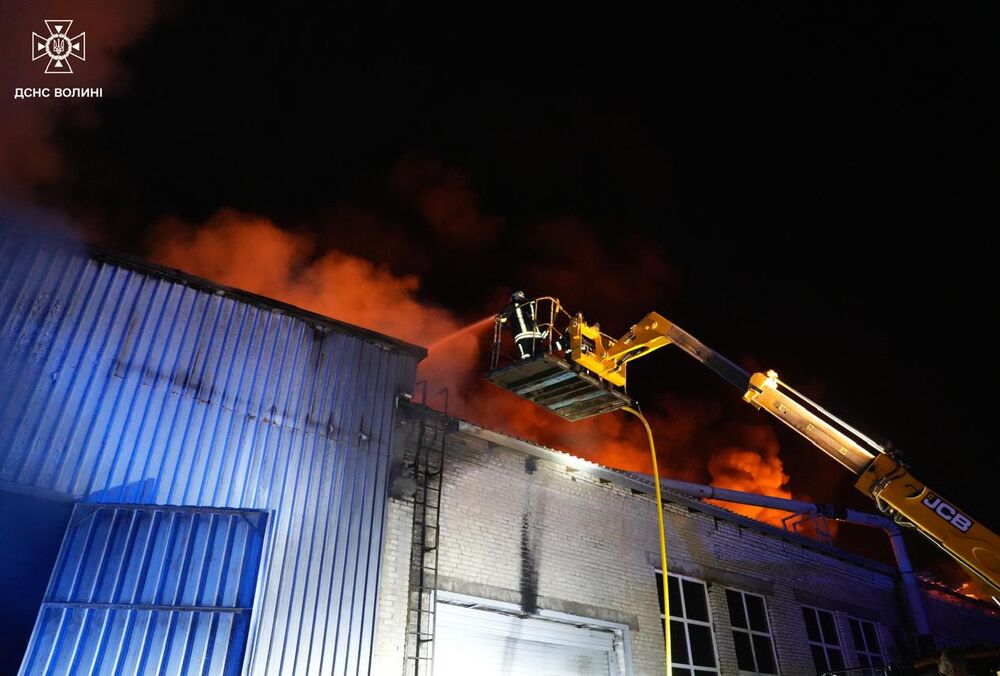 Через російський удар на Волині виникла масштабна пожежа Через російський удар на Волині виникла масштабна пожежа