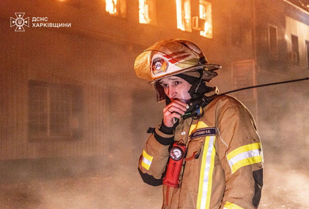 В Харькове потушили масштабный пожар на предприятии, которое атаковали россияне: фото 