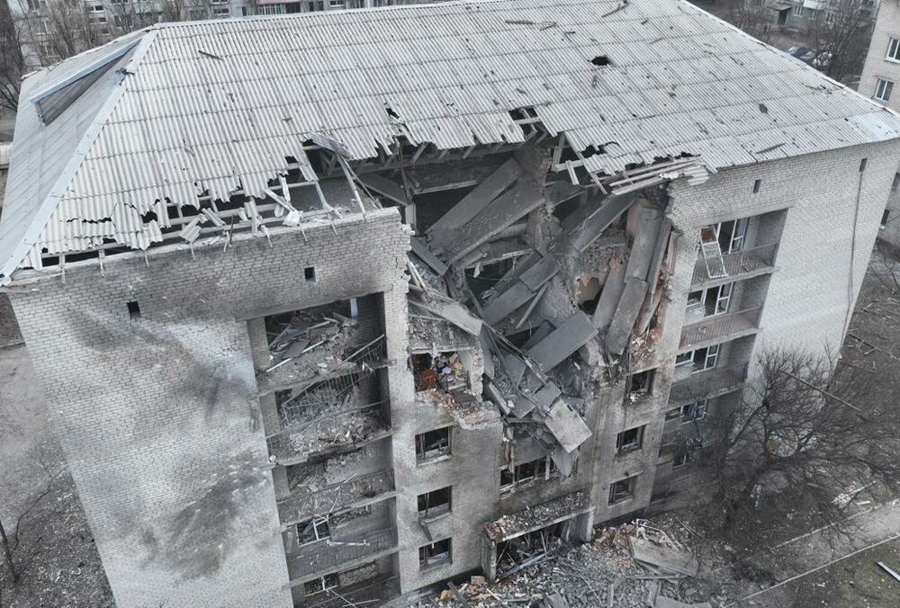 Росія вдарила по будинку в Покровському районі, де мешкали рятувальники: є поранені (фото)