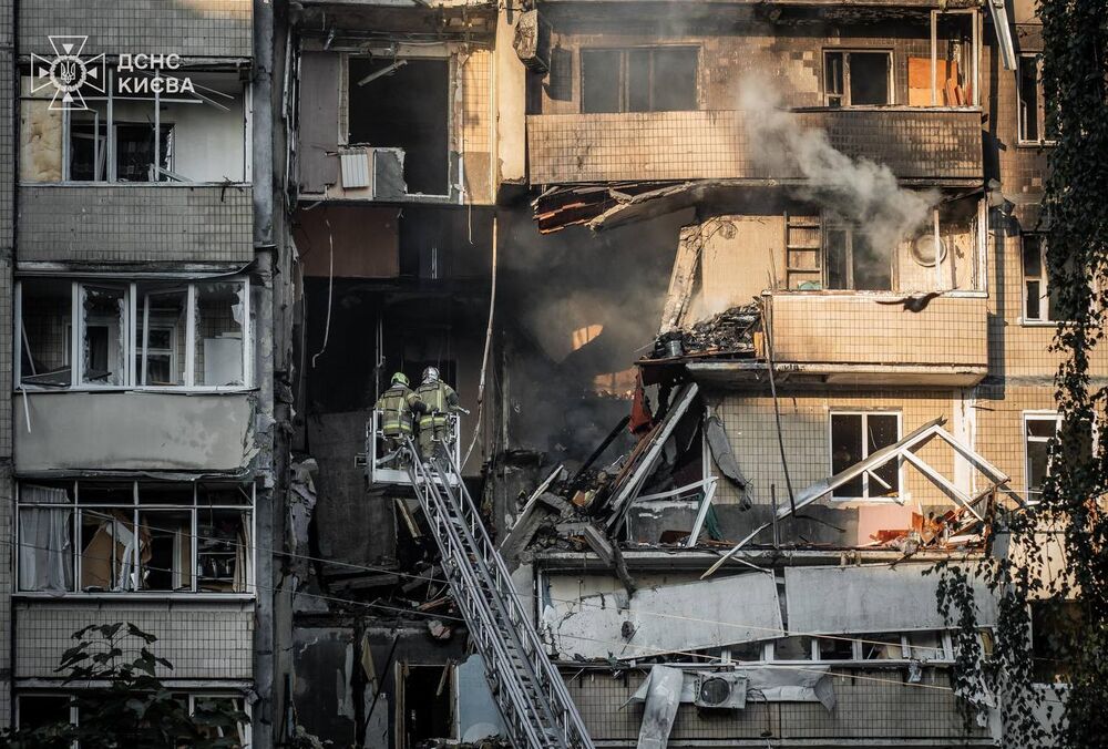 Росіяни вдарили по багатоповерхівці в Києві Росіяни вдарили по багатоповерхівці в Києві