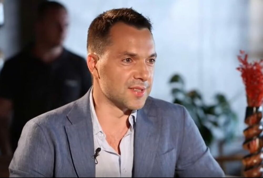 Найкращий варіант - виведення військ: Арестович пообіцяв Росії випустити ракети по Москві