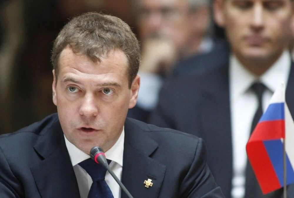 ”Потрібно шукати нестандартні цілі”: Медведєв занервував через атаку БПЛА по Москві