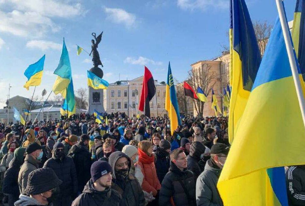 Запрет властей нипочем: 5 тысяч человек вышли на Марш Единств в Харькове: ВИДЕО