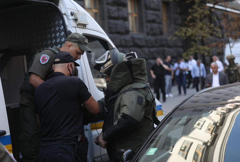 Чоловік загрожує підірвати гранату в будівлі Кабміну Чоловік загрожує підірвати гранату в будівлі Кабміну