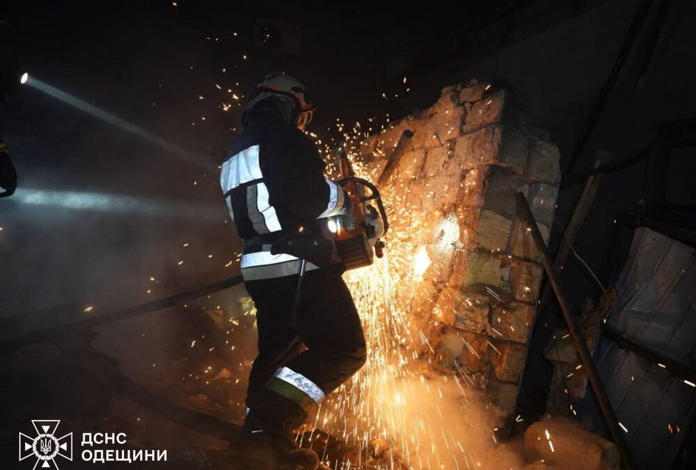 Одна людина загинула, 13 постраждали внаслідок обстрілу Одеси: фото