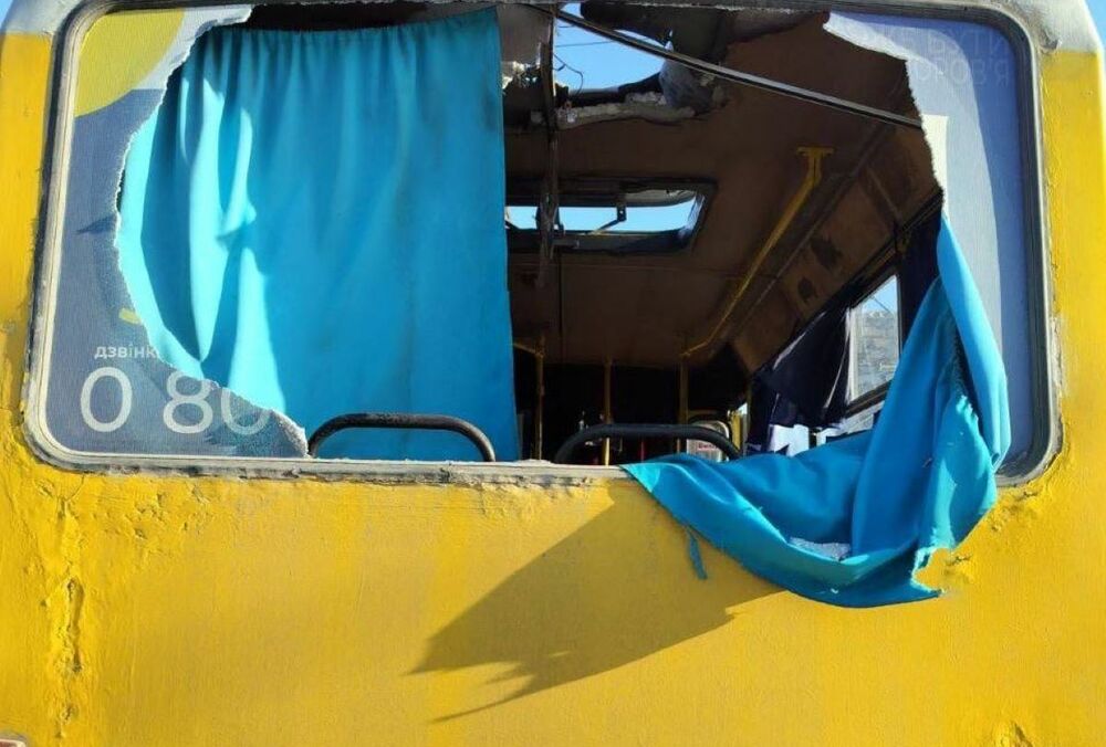 Росіяни атакували з дрона маршрутки в Херсоні Росіяни атакували з дрона маршрутки в Херсоні