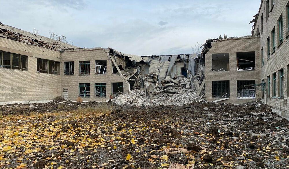 Російські військові зруйнували школу в Донецькій області, - ВІДЕО