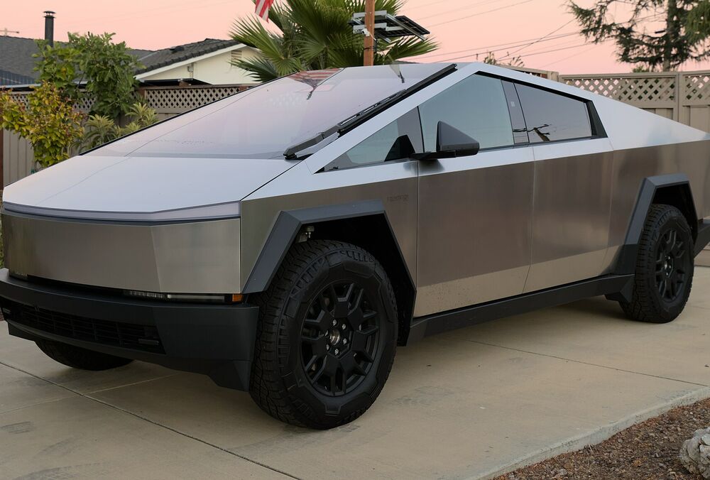 Tesla уцінює старі моделі Cybertruck і скорочує виробництво