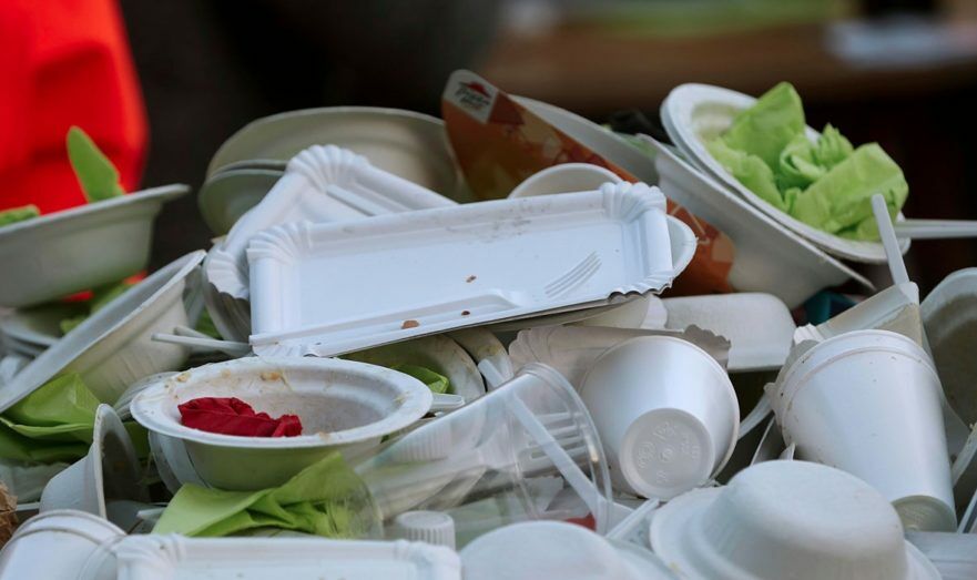 В Украине хотят запретить одноразовую пластиковую посуду