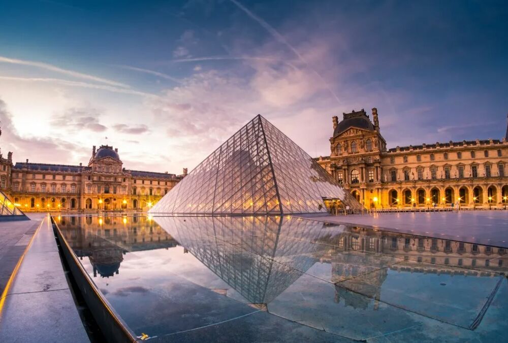 Парижский Лувр закрыли ”из соображений безопасности”