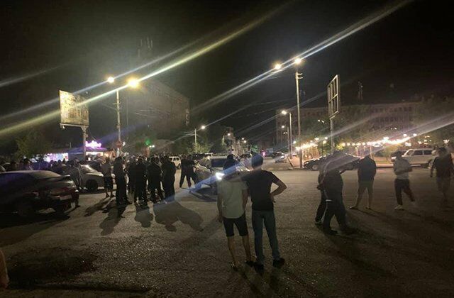 Під Єреваном колишній депутат увірвався з гранатою до будівлі міськради