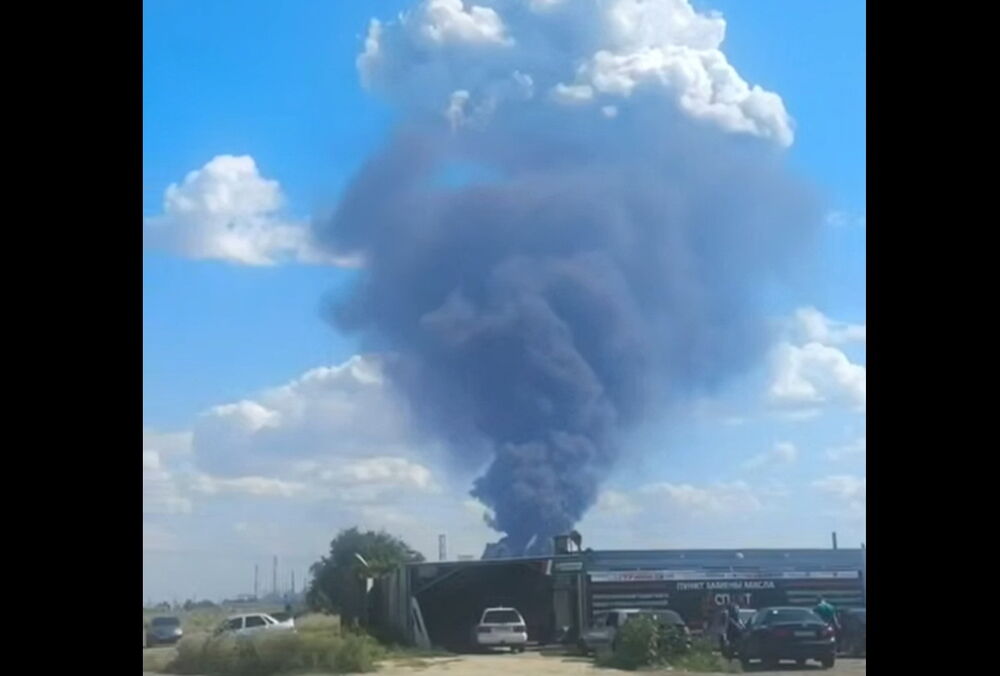 В Волгограде над НПЗ поднимается столб густого черного дыма (кадры)